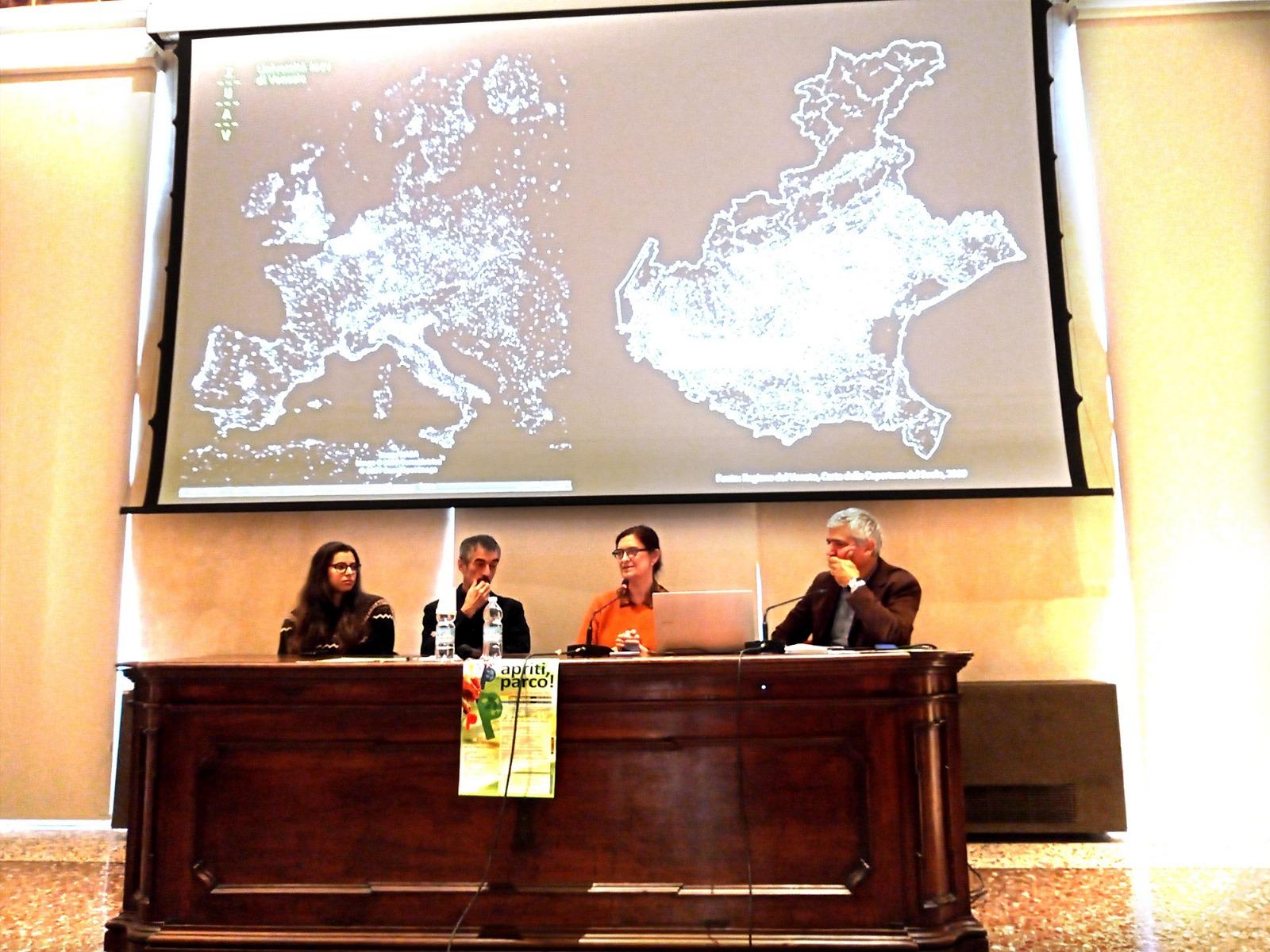 Volontari al lavoro durante una giornata ecologica al parco